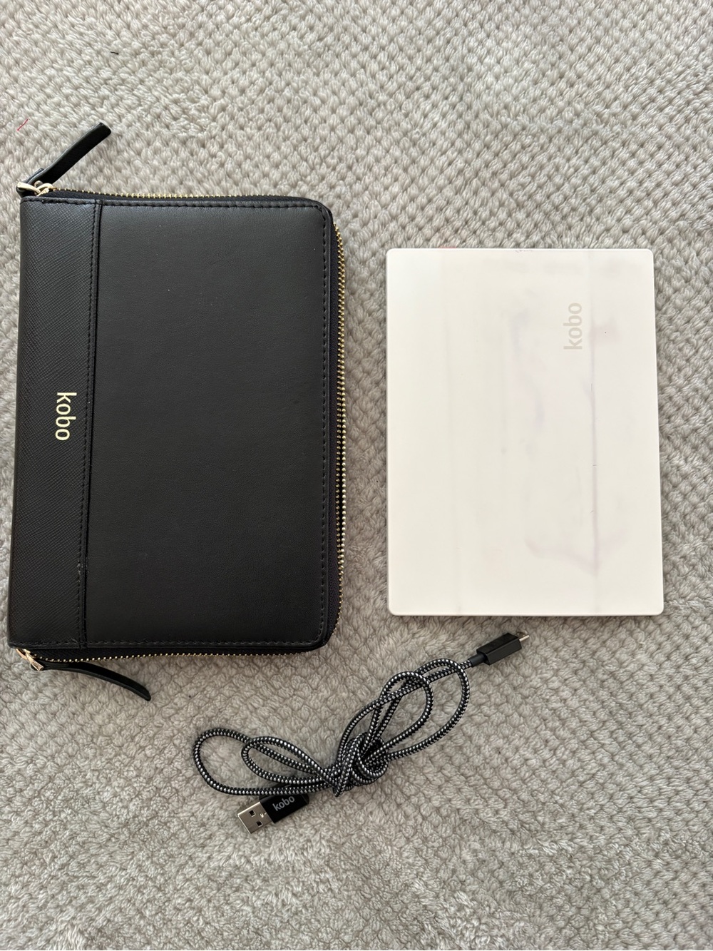 Kobo e-Reader with Black Zip Folio Case and Braided USB Cable